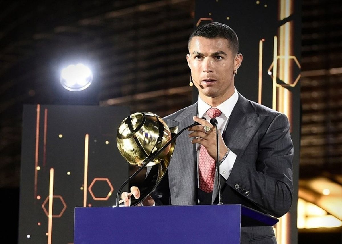 Cristiano Ronaldo nhận giải Cầu thủ xuất sắc nhất thế kỷ 21 trong Lễ trao giải của Global Soccer.