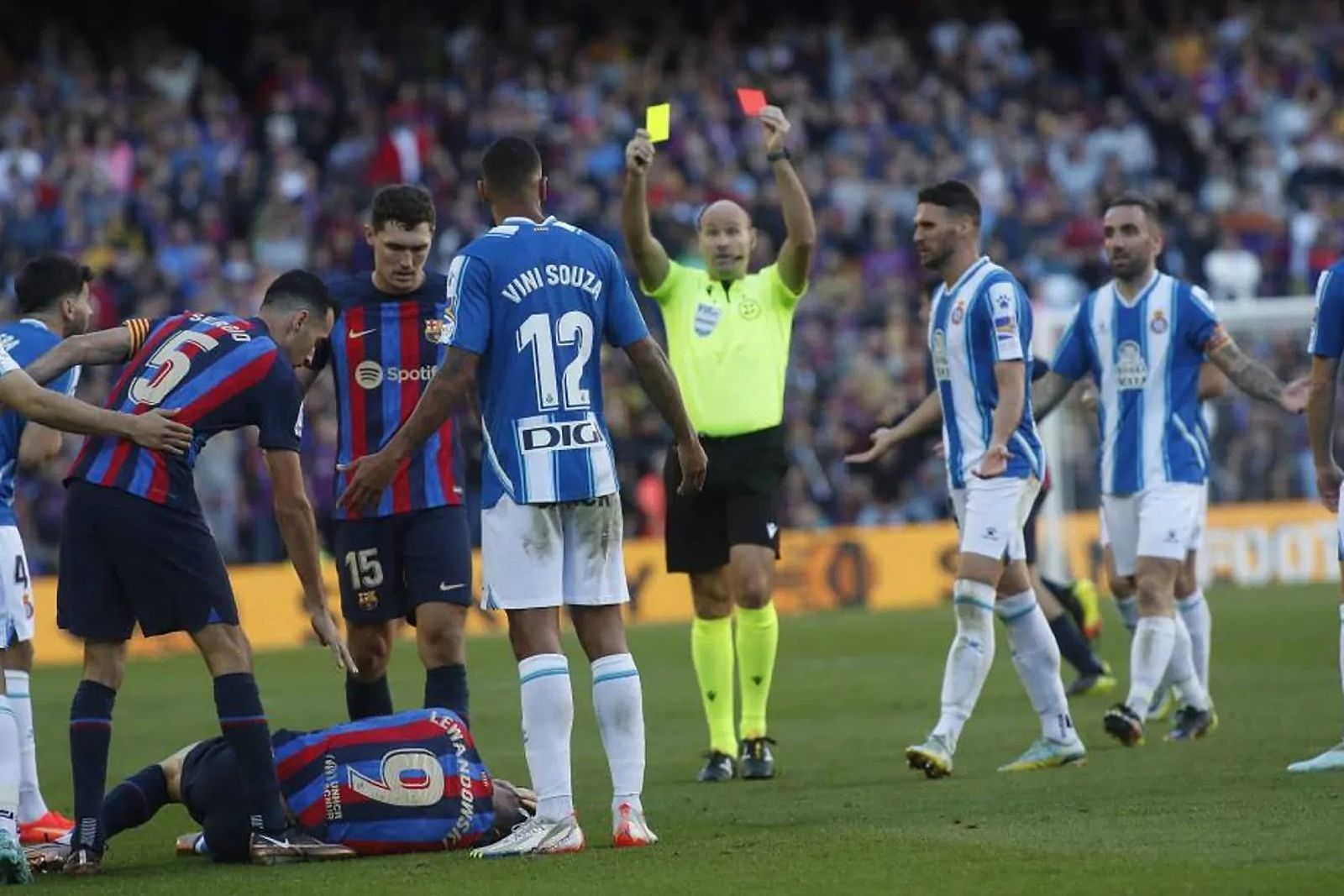 Trọng tài Lahoz rút thẻ vàng và thẻ đỏ phạt Vini Souza trong trận Barca hòa Espanyol