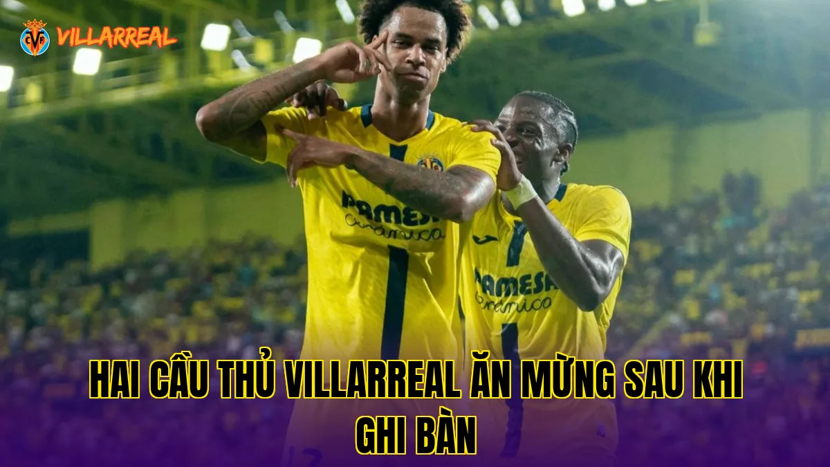 Hai cầu thủ Villarreal ăn mừng sau khi ghi bàn